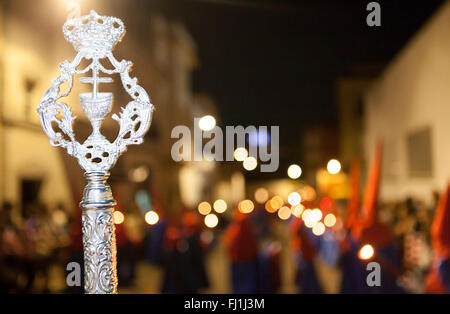 Inhaber- oder Nazareno hält einen silbernen Stock bei Prozession der Karwoche, Spanien Stockfoto