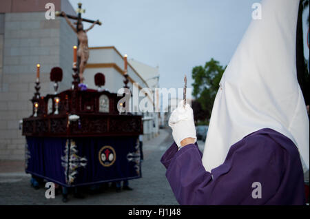 Inhaber- oder Nazareno hält ein Kreuz und Karwoche Float, Spanien Stockfoto