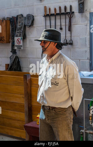 Gaucho, argentinischen Cowboy zeigt Schafe Bauernhof-Tour in der Nähe von Puerto Madryn Stockfoto