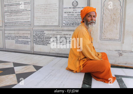 Sikh Mann mit Turban im Goldenen Tempel, Amritsar, Indien Stockfoto