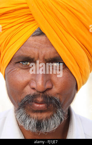 Sikh Mann mit Turban im Goldenen Tempel, Amritsar, Indien Stockfoto