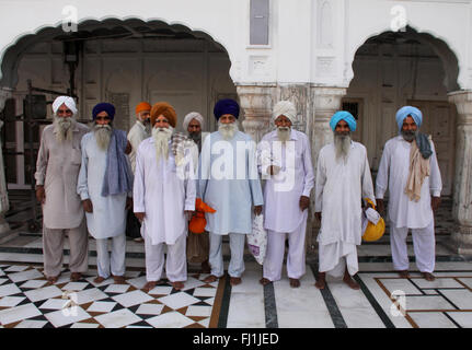 Gruppe von Männern Sikh mit Turban im Golden Temple, Amritsar, Indien Stockfoto