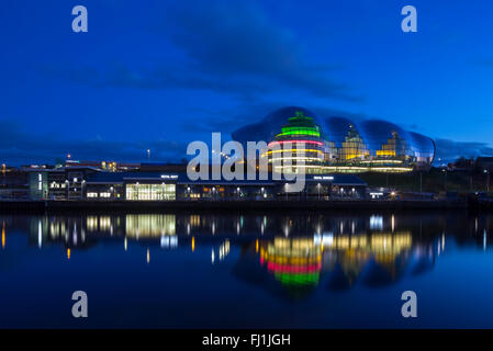 Ein Blick auf die Sage Gateshead und HMS Calliope Royal Navy Reserve auf Gateshead Quays in der Nacht von Newcastle Quayside angesehen Stockfoto