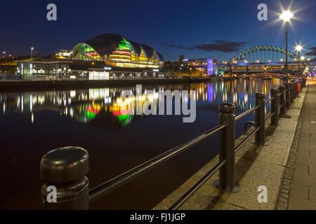 Ein Blick auf die Sage Gateshead und HMS Calliope Royal Navy Reserve auf Gateshead Quays in der Nacht von Newcastle Quayside angesehen Stockfoto