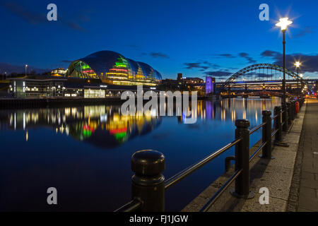 Ein Blick auf die Sage Gateshead und HMS Calliope Royal Navy Reserve auf Gateshead Quays in der Nacht von Newcastle Quayside angesehen Stockfoto