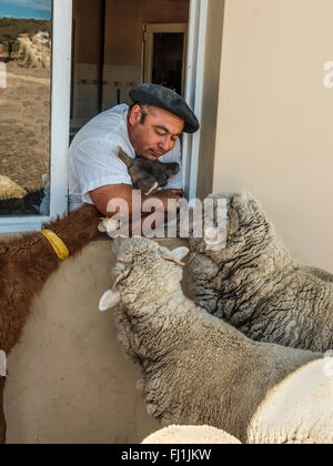 Argentinische Bauern mit ihren Tieren auf dem Bauernhof in der Nähe von Puerto Madryn Stockfoto