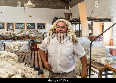 Gaucho, argentinischen Cowboy zeigt Schafe Bauernhof-Tour mit Witzen und lächelt in der Nähe von Puerto Madryn Stockfoto