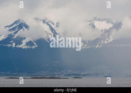 Ushuaia im Nebel. Ushuaia die südlichste Stadt der Welt. Es ist die Hauptstadt der argentinischen Provinz Tierra del Fueg Stockfoto