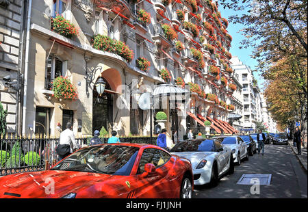 Plaza Hotel AthenŽe Palace und Ferrari Auto Montaigne Avenue Paris Frankreich Europa Stockfoto