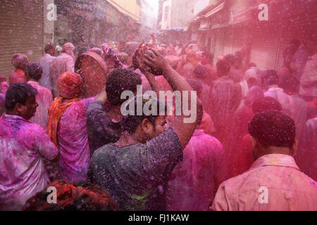 Menge in Vrindavan während Holi feiern, Indien Stockfoto