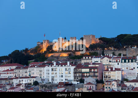 Portugal, Lissabon in der Dämmerung, Häuser und Castelo de Sao Jorge auf Hügel Stockfoto