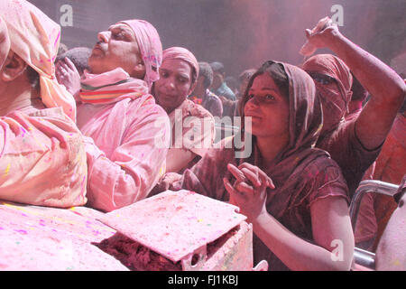 Menge in Vrindavan während Holi feiern, Indien Stockfoto