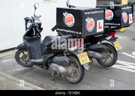 2 Burger King Lieferung Mopeds in Truro, Cornwall, einer der Piloten lagen für diese neue Hauslieferdienst Stockfoto
