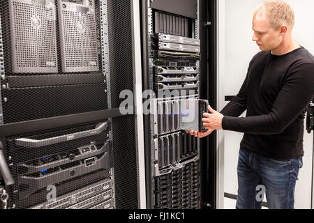 IT-Berater in großen Rechenzentrum Blade-Server installieren Stockfoto