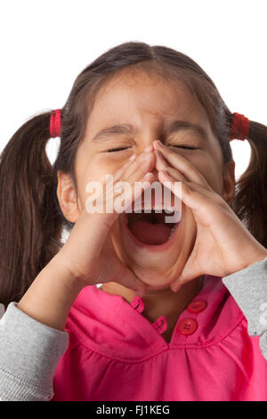 Kleines Mädchen schreit mit ihren Fingern um ihren Mund auf weißem Hintergrund Stockfoto