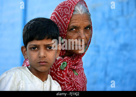 Großmutter und ihren Enkel in Jodhpur, Indien Stockfoto