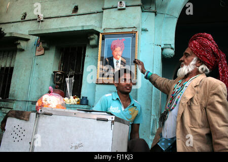 Rajasthani Mann mit Turban zeigt Portrait von Vorfahren in Jodhpur, Indien Stockfoto