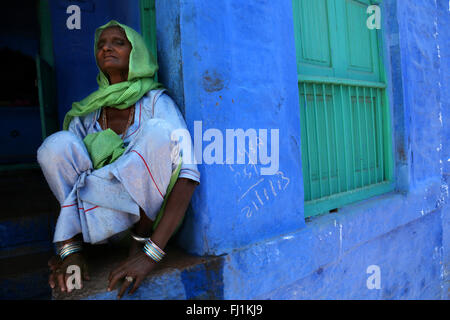 Frau in blaue Stadt Jodhpur, Rajasthan, Indien Stockfoto