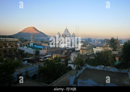 Landschaft von Pushkar mit Gurudwara Sahib, Sikh Tempel, in der Mitte Stockfoto