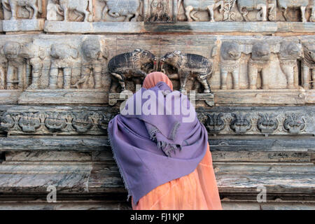 Betende Frau im Jagdish Tempel, Udaipur, Rajasthan, Indien Stockfoto