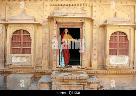 Frau steht am Eingang eines Haveli in Jaisalmer, Indien Stockfoto