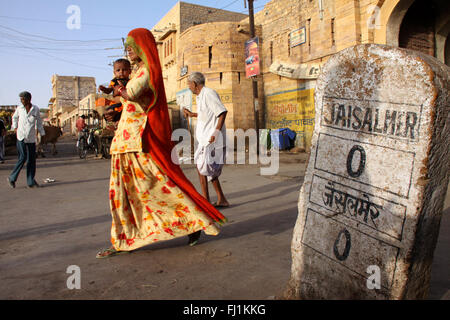 Menschen in einer Straße von Jaisalmer, Indien Stockfoto