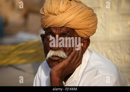Alte blinde Rajasthani Mann mit Turban in Jaisalmer Fort, Indien Stockfoto