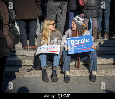 New York, USA. 27. Februar 2016. Mehrere hundert Anhänger von Präsidentschaftskandidat Bernie Sanders Rallye am Union Square in New York. Bildnachweis: Richard Levine/Alamy Live-Nachrichten Stockfoto
