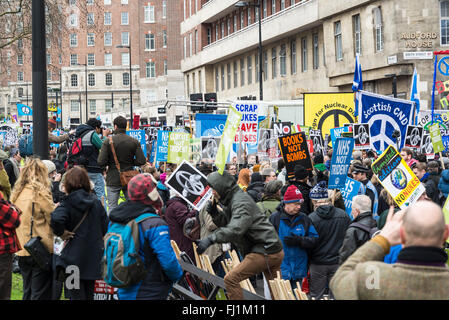 London, UK. 27. Februar 2016. Stoppen Sie Trident Demonstration, organisiert von der Kampagne für nukleare Abrüstung, London, England, UK. 27.02.2016 Credit: Bjanka Kadic/Alamy Live-Nachrichten Stockfoto