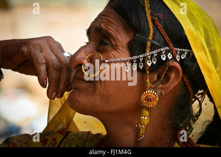 Rajasthani Frau mit erstaunlichen Nase ring Piercing, Jaisalmer, Indien Stockfoto