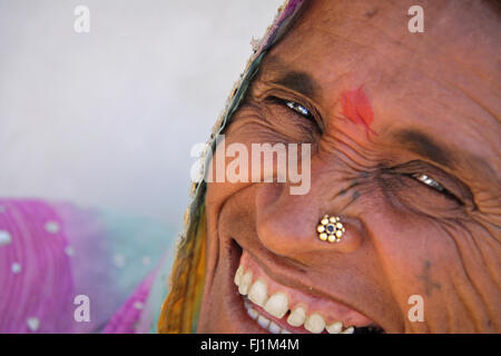 Lächelnd Gujarati Frau mit Tilak und Nasenring, Indien Stockfoto