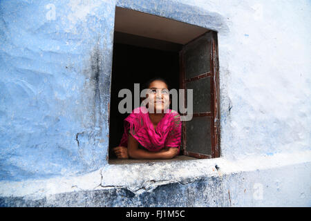 Gerne Indien Mädchen zu Hause in der Altstadt von Jodhpur, Rajasthan, Indien Stockfoto