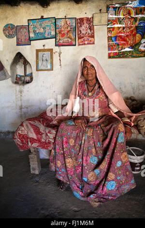 Bishnoi Frau in der Nähe von Jodhpur, Rajasthan, Indien Stockfoto