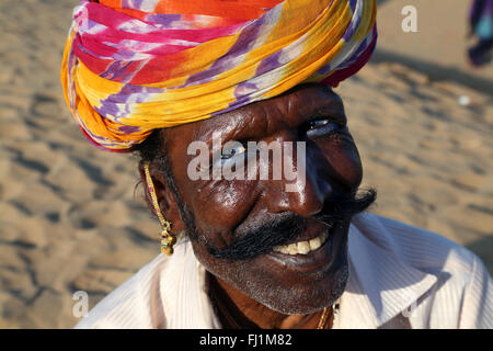 Porträt der Mann mit Turban in Jaisalmer, Rajasthan, Indien Stockfoto