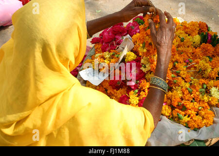 Frau, die Blumen für die Puja in Udaipur, Indien Stockfoto