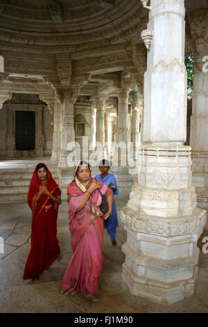 Frauen besuchen Ranakpur Jain Tempel, Indien Stockfoto