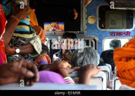 Jungen Kerl Passagier in der lokalen Regierung Bus in Rajasthan, Indien reisen Stockfoto