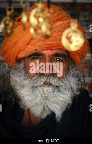 Porträt der indisch-hinduistischen Mann mit Bart und Turban in Bikaner, Indien Stockfoto