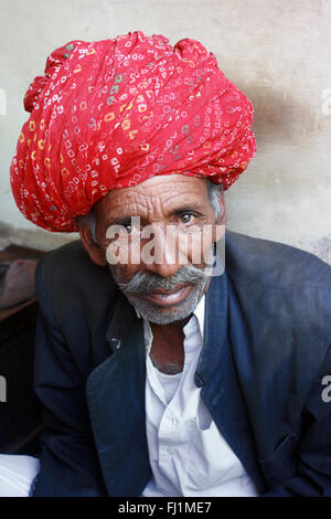 Rajasthani Mann mit Turban und Schnurrbart in Jaisalmer, Indien Stockfoto