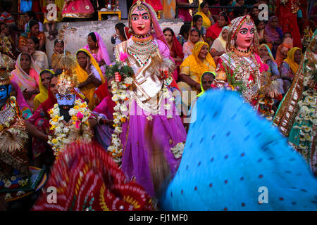Masse der hinduistischen Frauen mit bunten Saris an gangaur ghat Während Gangaur Festival in Udaipur, Indien Stockfoto