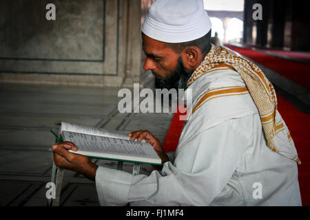 Muslimischen Mann, der betet in Jama Masjid, Old Delhi, Indien Stockfoto