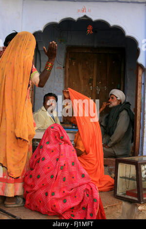 Frauen und Männer in der Straße von Jaisalmer, Rajasthan, Indien wütend Stockfoto