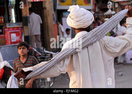 Mann mit Turban sehen von hinten in eine Straße von Jaisalmer, Indien Stockfoto