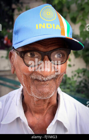 Alter Mann mit lustigen Gesicht und "Indien" Cap und Gläser in Jaisalmer, Indien Stockfoto