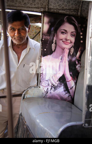 Rikscha Fahrer mit Poster von Bollywood Schauspielerin Aishwarya Rai, Indien Stockfoto