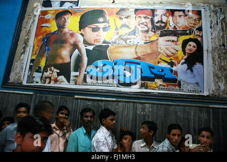Indische Leute Queuing für Bollywood Film im Kino in Delhi, Indien, gespielt zu werden. Stockfoto