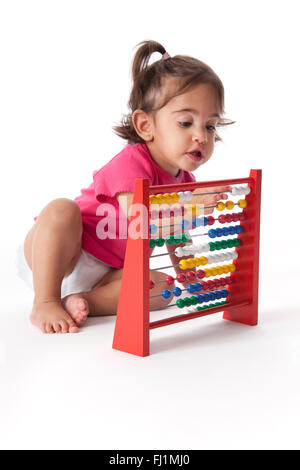 Babymädchen zählen mit Hilfe von einem Abakus auf weißem Hintergrund Stockfoto