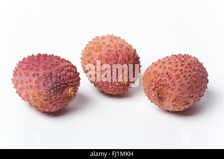 Frische ganze Litschis auf weißem Hintergrund Stockfoto