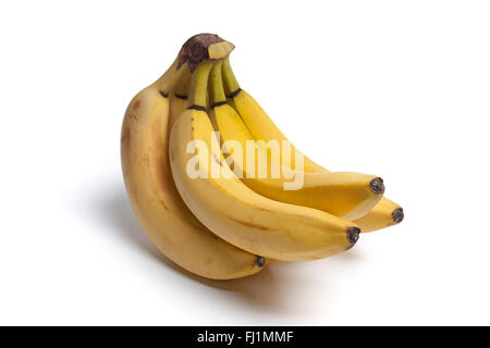 Reihe von ungeschälten Bananen auf weißem Hintergrund Stockfoto