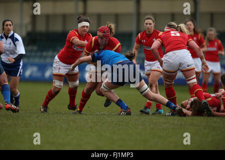 Troll, Wales, Großbritannien. 28. Februar 2016. Wales V Frankreich - Frauen RBS 6 Nations 2016 - Caarys Phillips von Wales ist heruntergenommen Credit: Samuel Bay/Alamy Live News Stockfoto